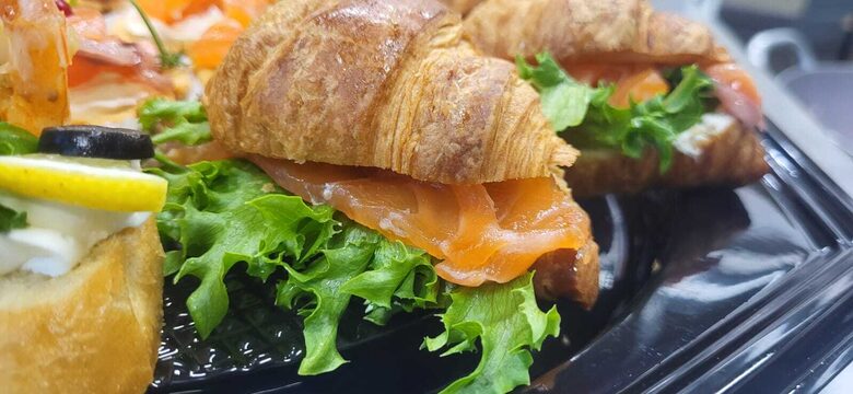 Pildīti mini kruasāni ar lasi