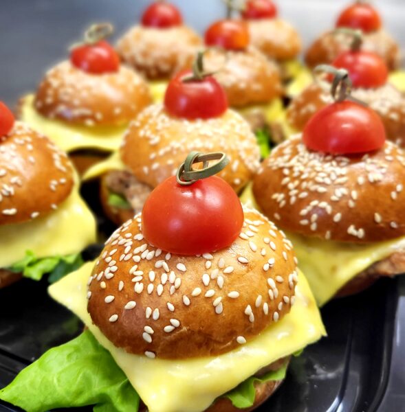 Mini burgeri ar šķiņķi, sieru un marinētu gurķi