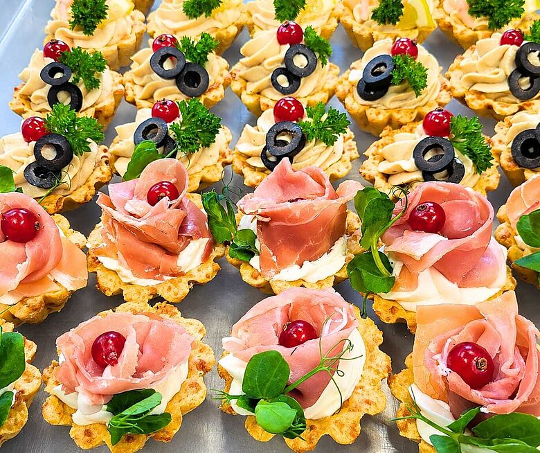 Sāļie uzkodu groziņi ar lasi un siera krēmu